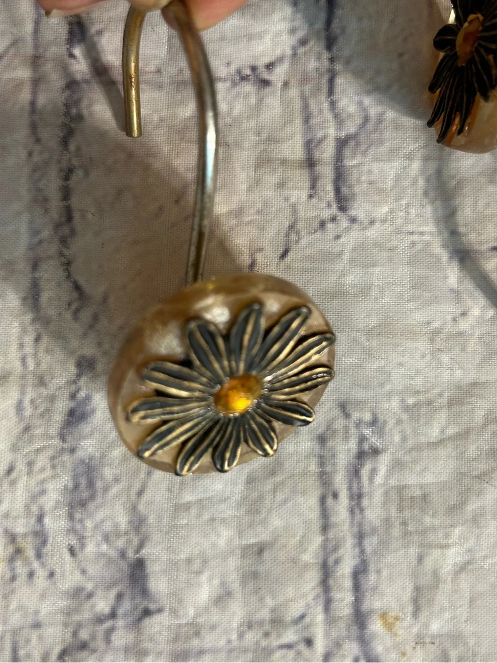 VINTAGE DAISY RUSTIC BRONZE DESIGN CENTER YELLOW GEM CURTAIN HOOKS (12)